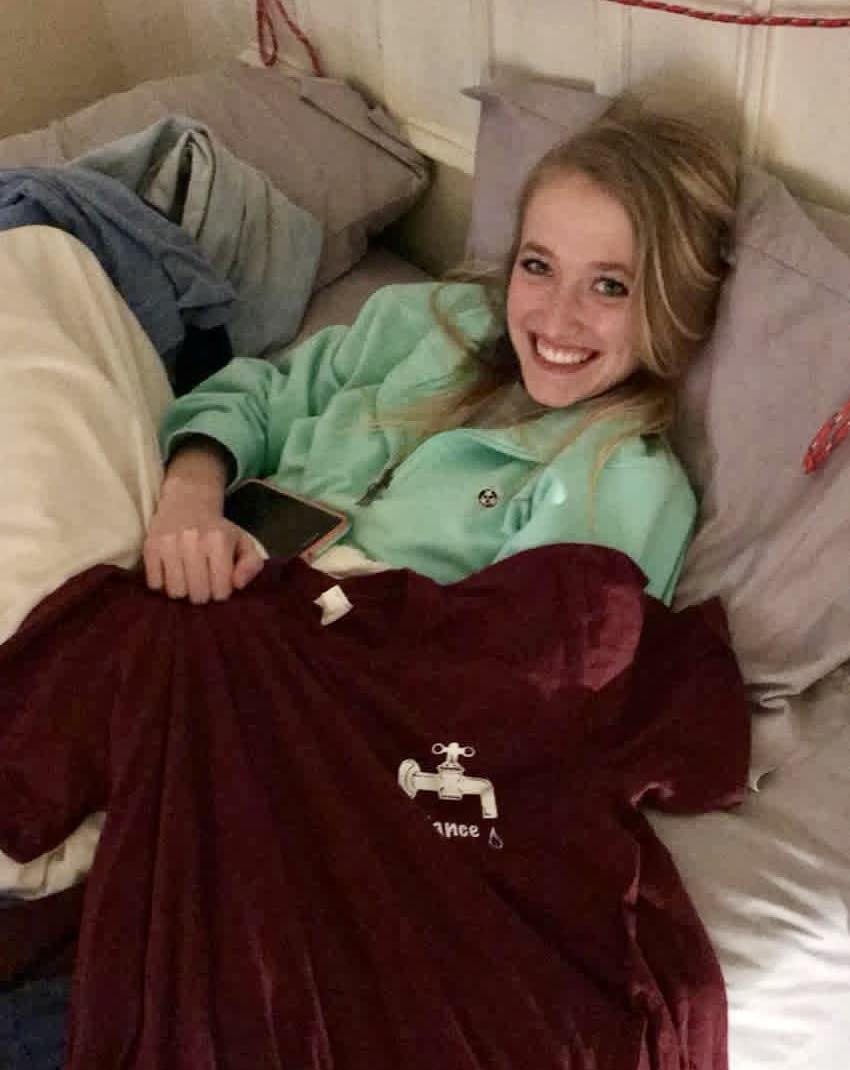 Guy texts photo of girlfriend to his mom, fails to notice ‘tiny’ detail on bed