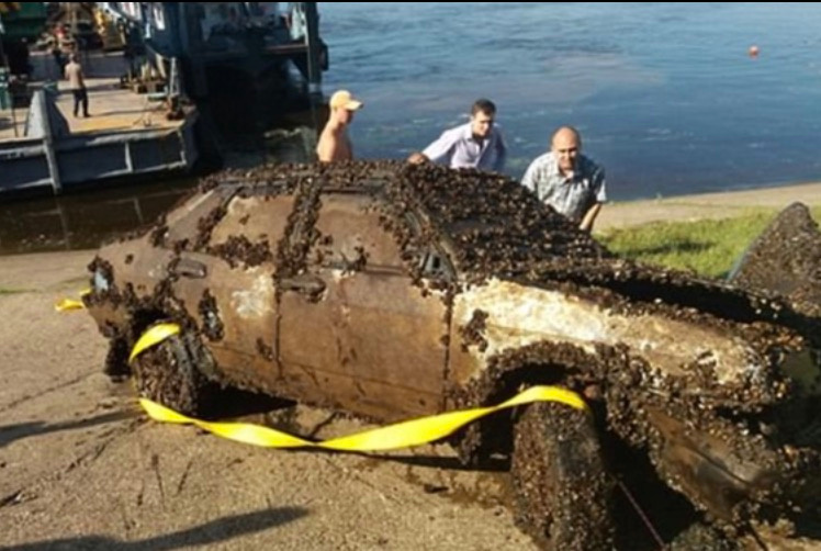 Bomb discovery! He accidentally found a car at the bottom of the river and called the police