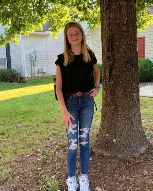 Middle school student’s back-to-school picture is photo-bombed by an unexpected visitor