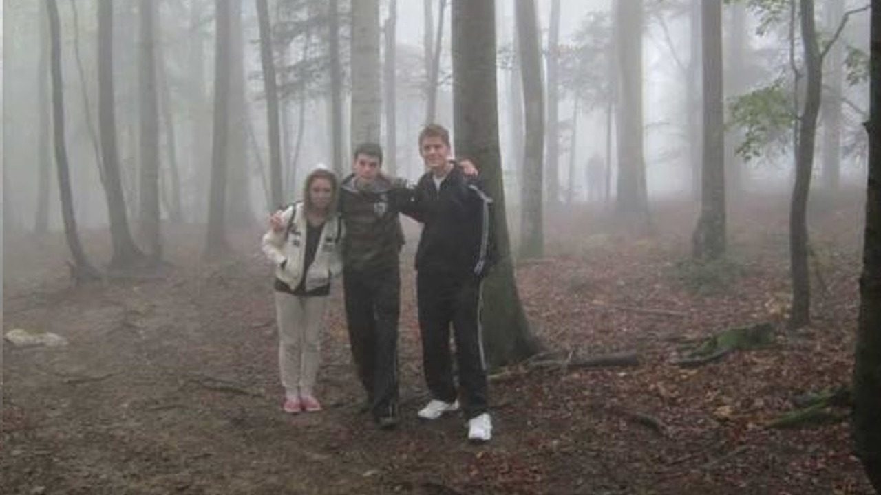 Teenagers took a photo during a forest hike… but what they noticed in the background made them tremble!