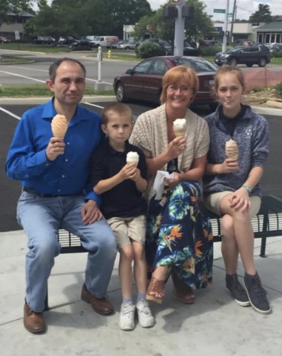 Stranger snaps photo of family eating ice cream together – days later receives text that changes everything