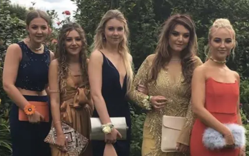 Five girls pose for prom photo – Later it goes viral due to little hidden detail