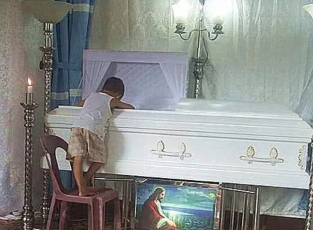 Boy hugs mom’s coffin after she dies birthing his brother