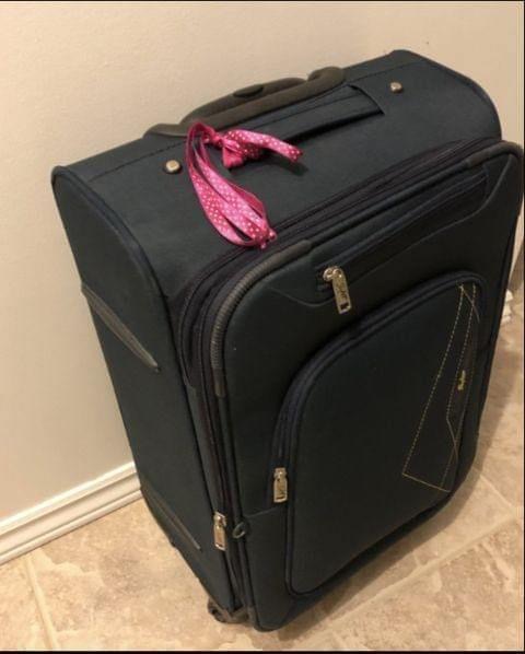 Why You Should Never Tie a Ribbon on Your Luggage, According to a Baggage Handler