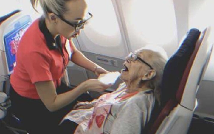 A Flight Attendant Saved a 62-Year-Old Business-Class Woman’s Life – 2 Years Later, She Received a Christmas Gift from Her as a Reward