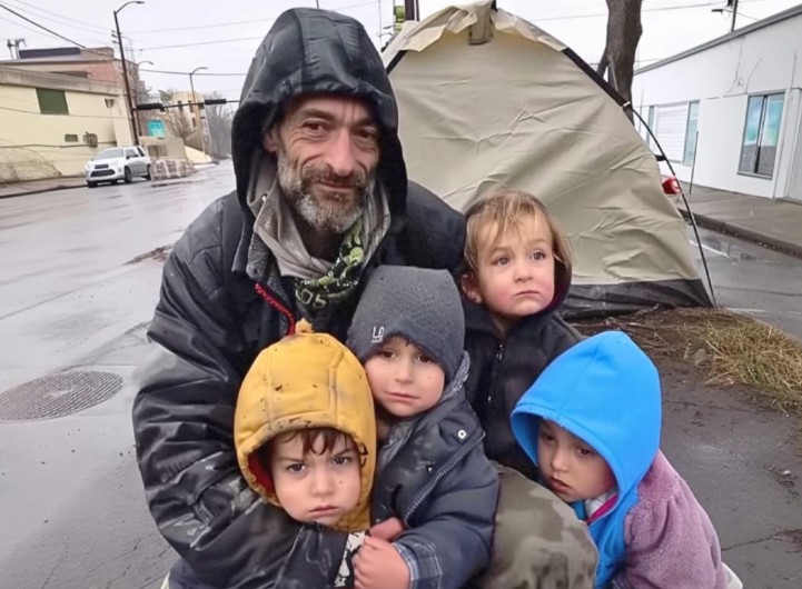 A father of four living in a tent selflessly donates his last $2 to a stranger at a gas station