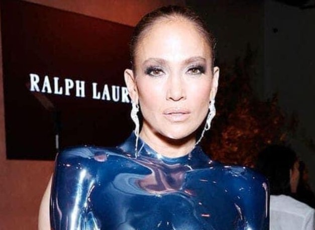 Such a face at 54?Jennifer Lopez showed herself without makeup, causing serious controversy among fans