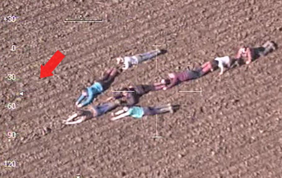 Children form human arrow – help police helicopter catch suspects