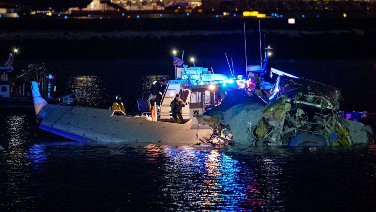 Rescue Divers Detail ‘Unspeakable Horrors’ They Saw Underwater At American Airlines Crash Site