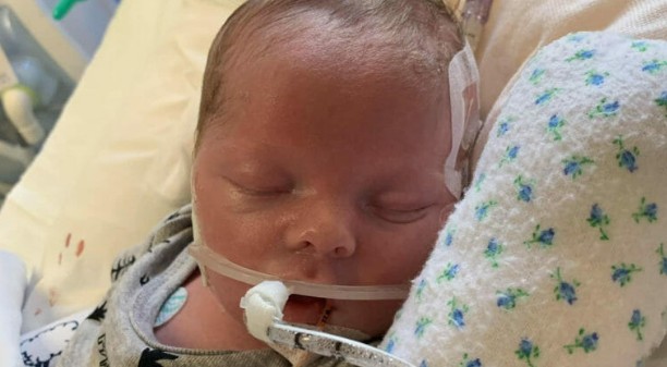 Parents say goodbye to their newborn as life support is switched off, then he starts breathing immediately