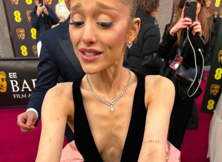 Ariana Grande signing fans pictures at the BAFTA’s